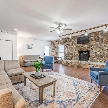 20 Minutes From Downtown - Blues City Retreat